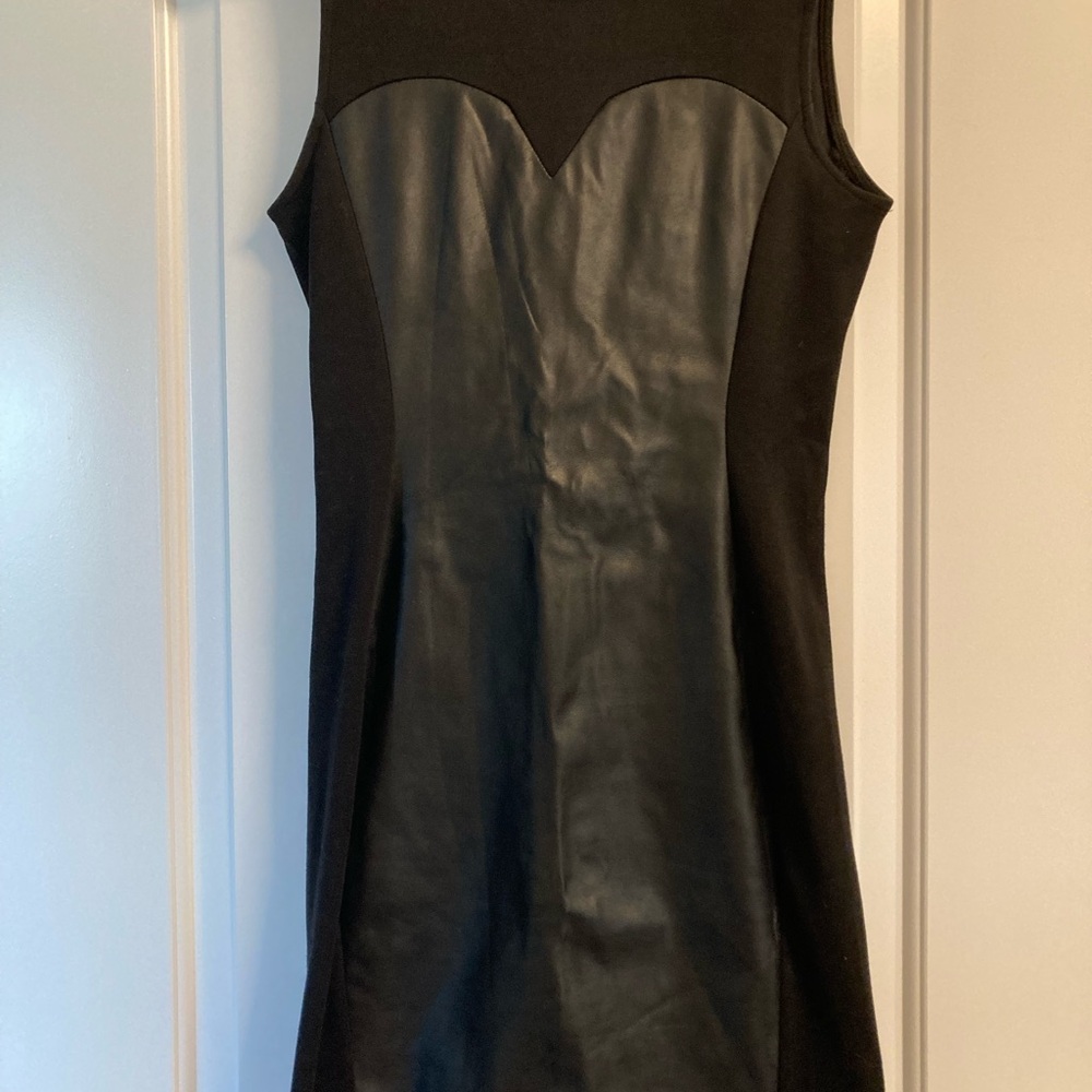 Black sleeveless dresses